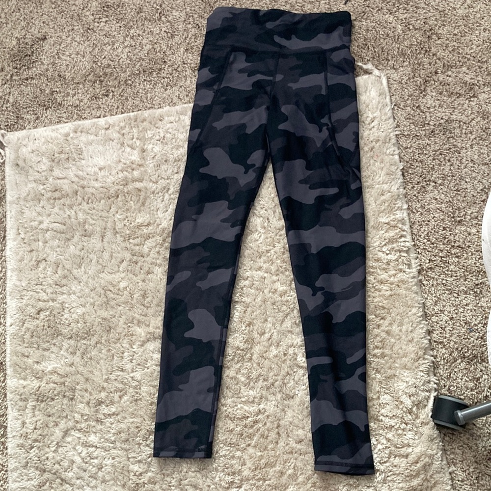 Old Navy Active Leggings, Black and gray camo, size XL (14-16)